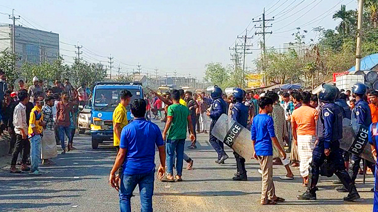 শ্রীপুরের জৈনা বাজার এলাকায় শ্রমিকদের মহাসড়ক অবরোধ