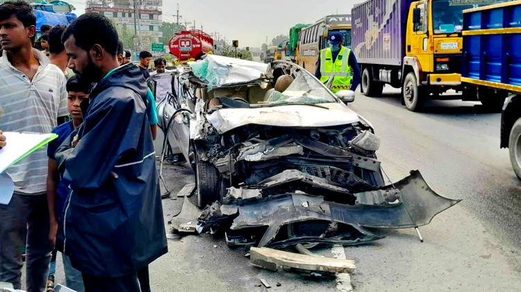 টাঙ্গাইলে কাভার্ড ভ্যানের পেছনে প্রাইভেটকারের ধাক্কায় নিহত ২