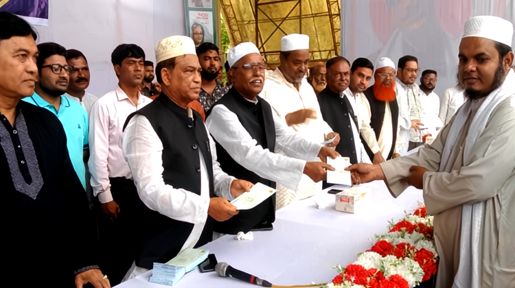 ইমাম ও মুয়াজ্জিনদের নগদ অর্থ উপহার দিলেন টাঙ্গাইল পৌর মেয়র