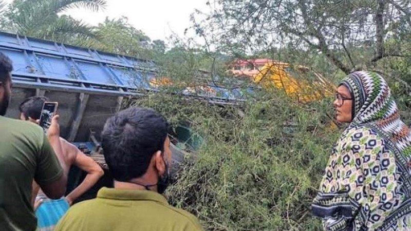 সড়ক দূর্ঘটনায়