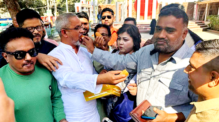 ২১ আগস্ট গ্রেনেড হামলা মামলায় ছালাম পিন্টুর মুক্তিতে মিষ্টি বিতরণ