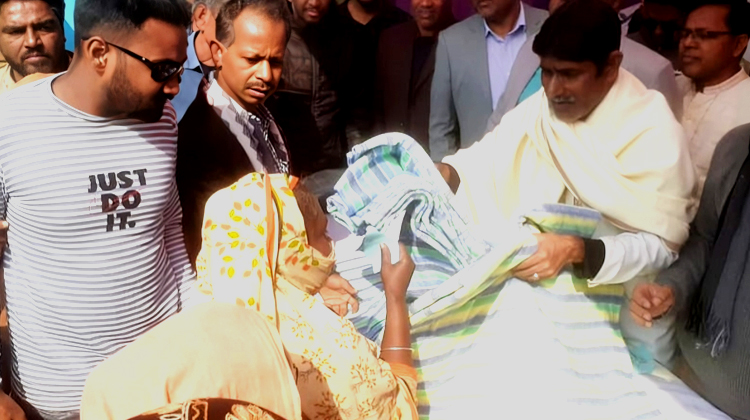 টাঙ্গাইলে এডভোকেট ফরহাদ ইকবালের শীতবস্ত্র বিতরণ