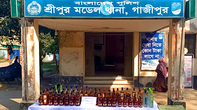 শ্রীপুরে সাবেক সেনা সদস্যের বাড়ি থেকে ৮৭ বোতল বিদেশি মদ উদ্ধার