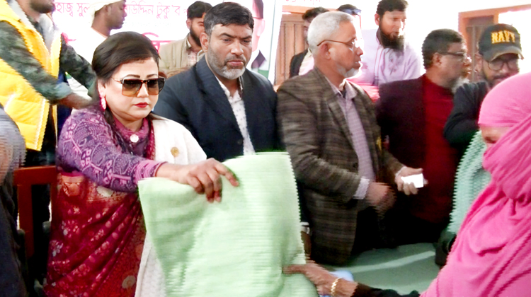 হুগড়া ইউনিয়নে সুলতান সালাউদ্দিন টুকু'র পক্ষ থেকে শীতবস্ত্র বিতরণ