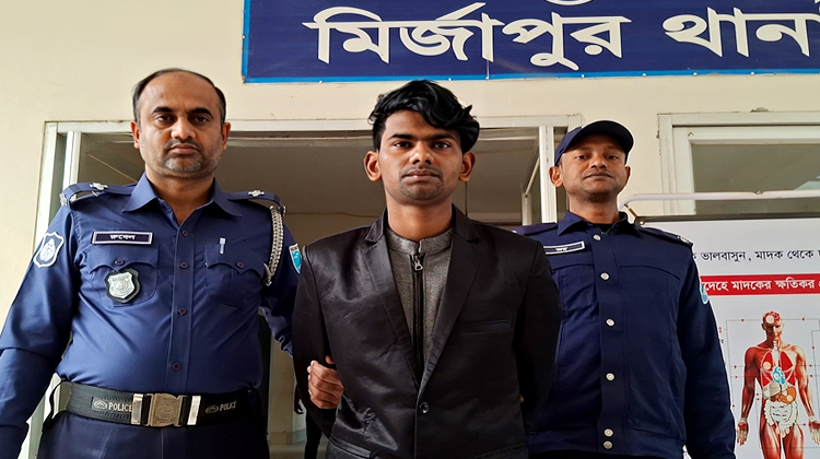 কোরআন শরিফের ওপর বসে সামাজিক মাধ্যমে ছবি পোস্ট করা তরুণ আটক