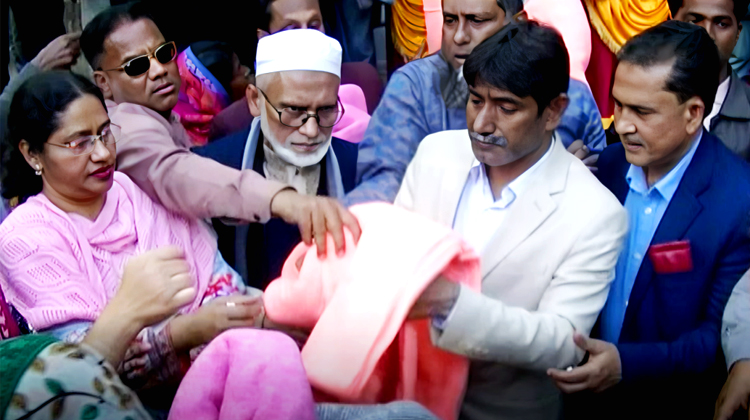 সুবিধা বঞ্চিত মানুষের মাঝে এডভোকেট ফরহাদ ইকবালের শীতবস্ত্র বিতরণ