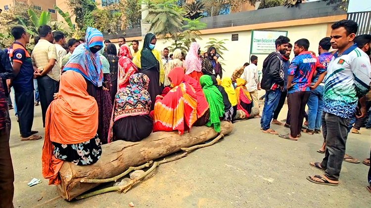 কারখানা শ্রমিকদের দাবি আদায়ে শ্রীপুরে ৪ ঘন্টা সড়ক অবরোধ