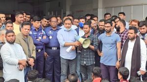 কারখানা শ্রমিকদের দাবি আদায়ে শ্রীপুরে ৪ ঘন্টা সড়ক অবরোধ