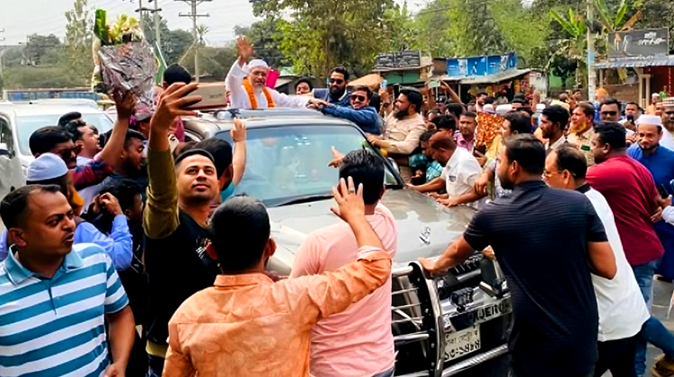 মহাসড়কে সাবেক স্বরাষ্ট্র প্রতিমন্ত্রী লুৎফুজ্জামান বাবরকে ফুলেল শুভেচ্ছা