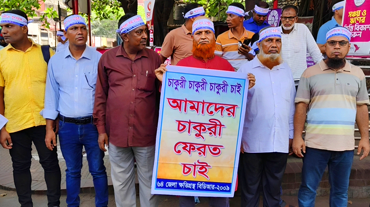 পিলখানার সামনে অবস্থান নিয়েছেন চাকরিচ্যুত বিডিআর সদস্য, নিরাপত্তা জোরদার