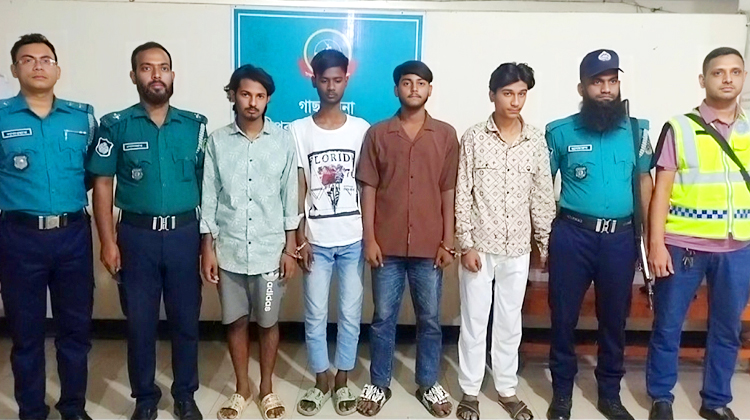 গাজীপুরে বাটা শোরুমসহ দোকান ভাঙচুর ও লুটপাট, গ্রেপ্তার ৪