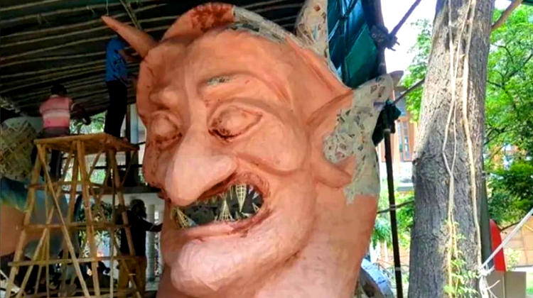 বর্ষবরণ উপলক্ষ্যে বানানো ফ্যাসিস্ট হাসিনার মুখাকৃতি পুড়ে গেছে