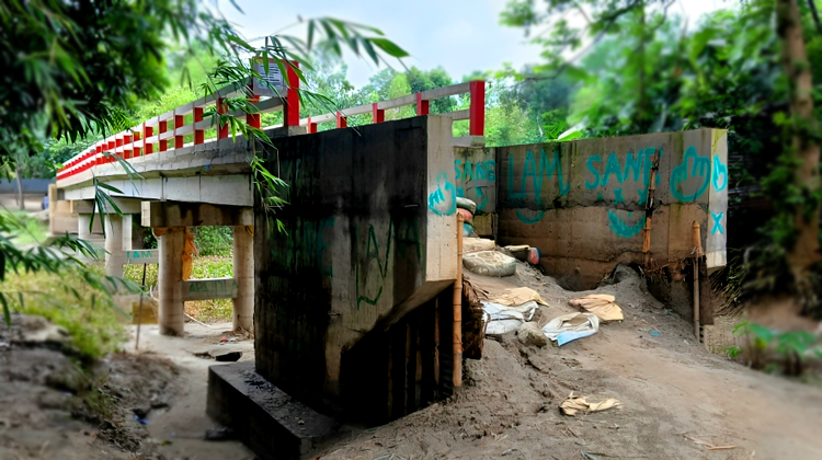 ব্রিজের সংযোগ সড়ক না থাকায় চরম দুর্ভোগে লক্ষাধিক মানুষ