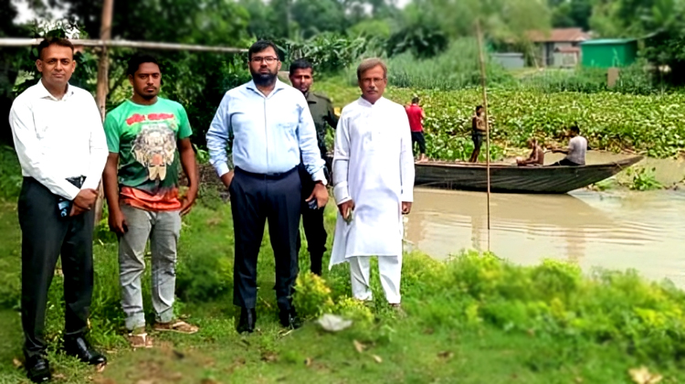 ইউএনও’র উদ্যোগে কালিহাতীতে নদী থেকে জলজ আগাছা অপসারণ