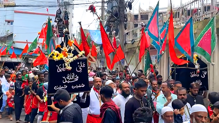 পবিত্র আশুরা উপলক্ষে তাজিয়া মিছিলে হাজারো মানুষ
